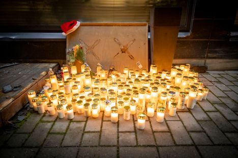 Turmapaikalle oli sunnuntai-iltaan mennessä tuotu runsaasti kynttilöitä.