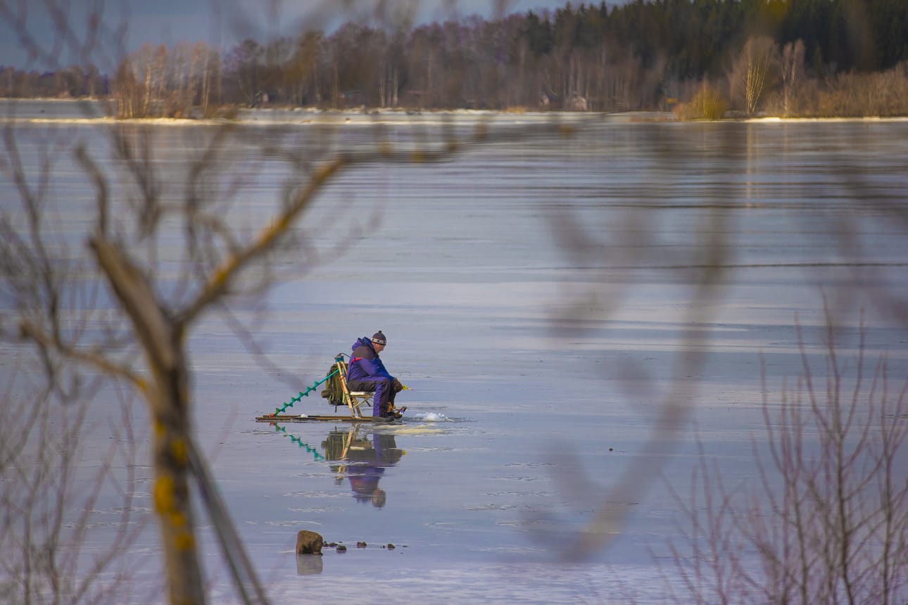 Kevätjää voi olla paksu, mutta heikko. Se johtuu puikkojäästä. Tästä saa hyvän muistisäännön kevätjäille: kun lumet ovat sulaneet, pitää jäällä liikkuessa olla hyvin varovainen.