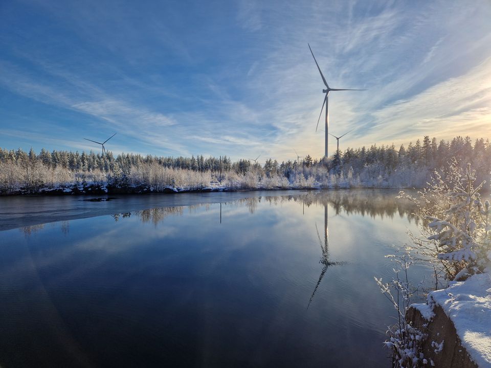 Taloustutkimuksen kysely viidellä tuulivoiman tuotantoalueella: Seitsemän kymmenestä päättäjästä ja lähes puolet asukkaista kokee uusiutuvan energian nostavan kunnan imagoa