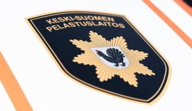 Auto suistui katolleen ojaan Äänekoskella – pelastuslaitos ohjaa liikennettä | Paikalliset