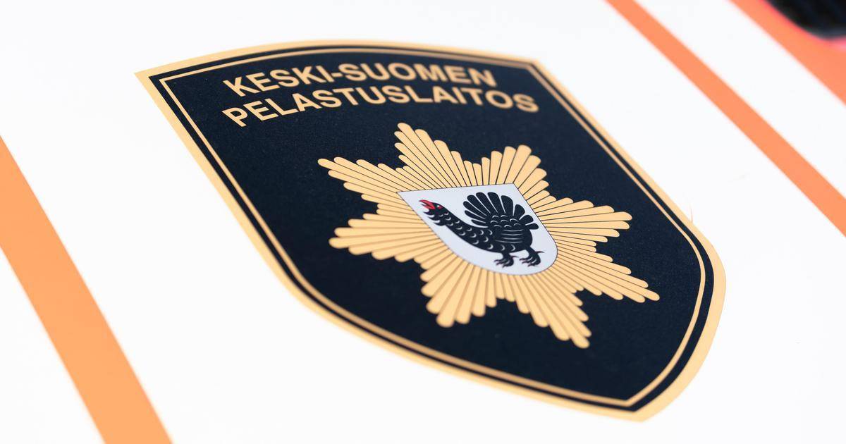 Auto suistui katolleen ojaan Äänekoskella – pelastuslaitos ohjaa liikennettä | Paikalliset