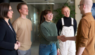 Näiltä aloilta suomalaiset haluavat pois – kärjessä myynti, markkinointi, mainonta, media ja viestintä