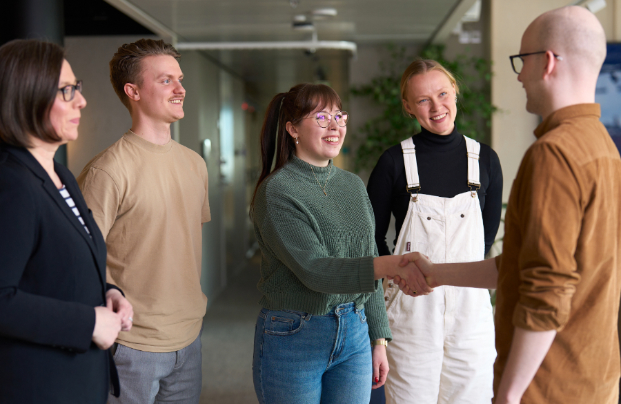 Näiltä aloilta suomalaiset haluavat pois – kärjessä myynti, markkinointi, mainonta, media ja viestintä