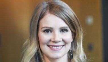 Pamela Tola julkaisi pikkujoulukuvia – Seela Sellan asusteet veivät huomion