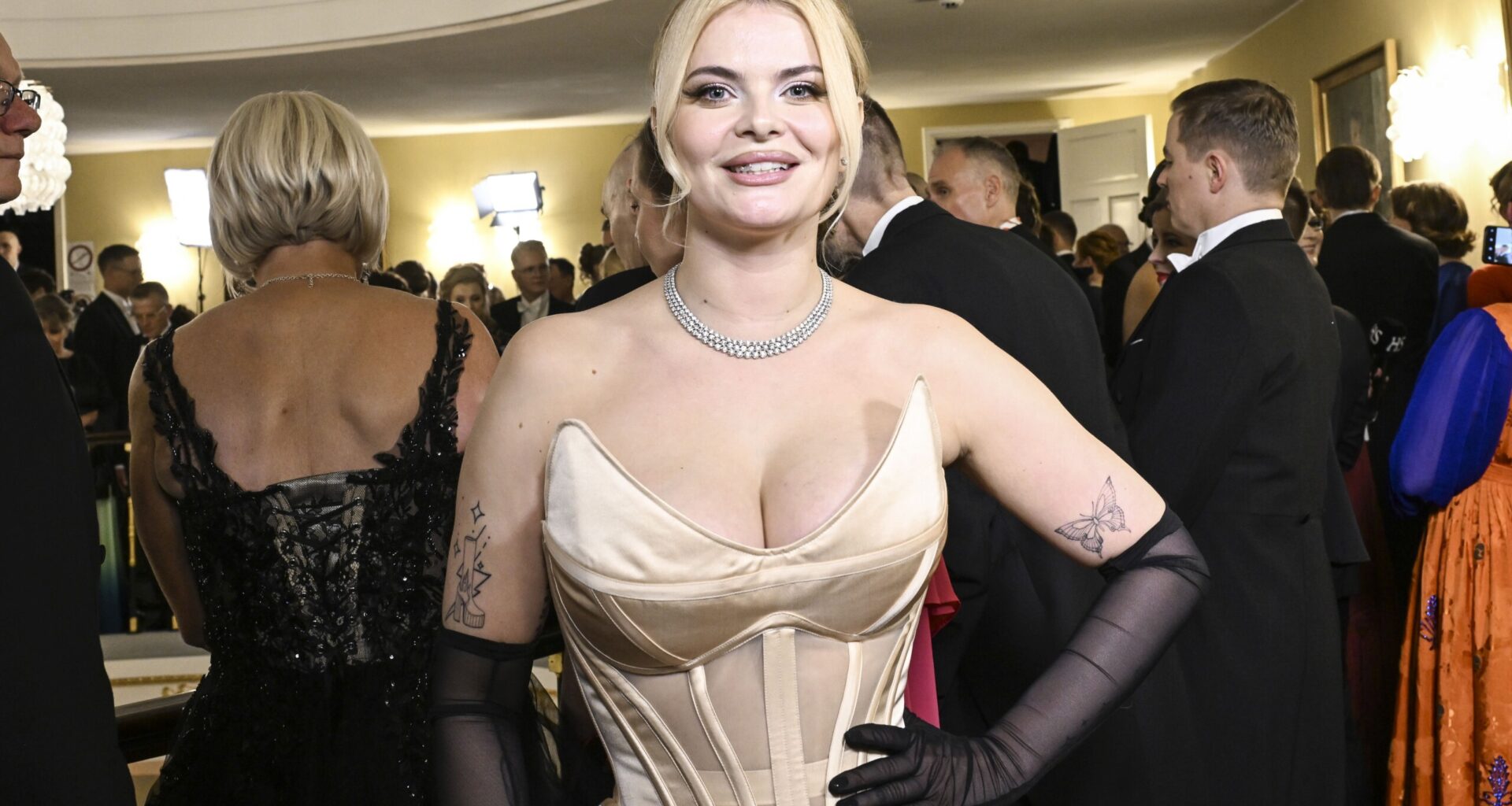 Erika Vikman sai suukon Linnan juhlien jatkoilla – yllättävä antaja