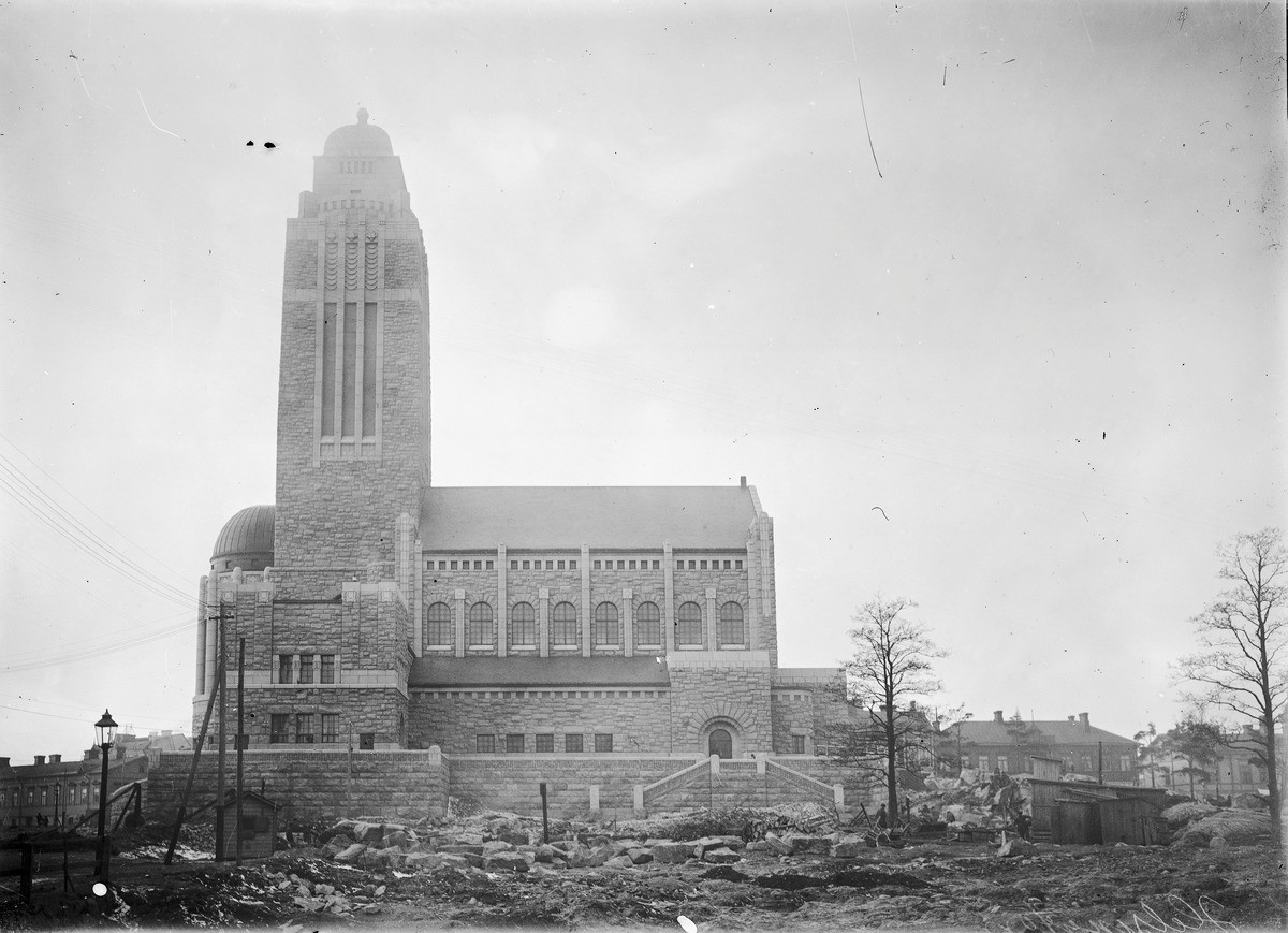 Kallion kirkkoa rakennettiin 1908–1912. Rakennustoimikunta päätti, että kirkon torniin tilataan Saksasta pronssiset kellot. Kuva: Museovirasto / Finna.