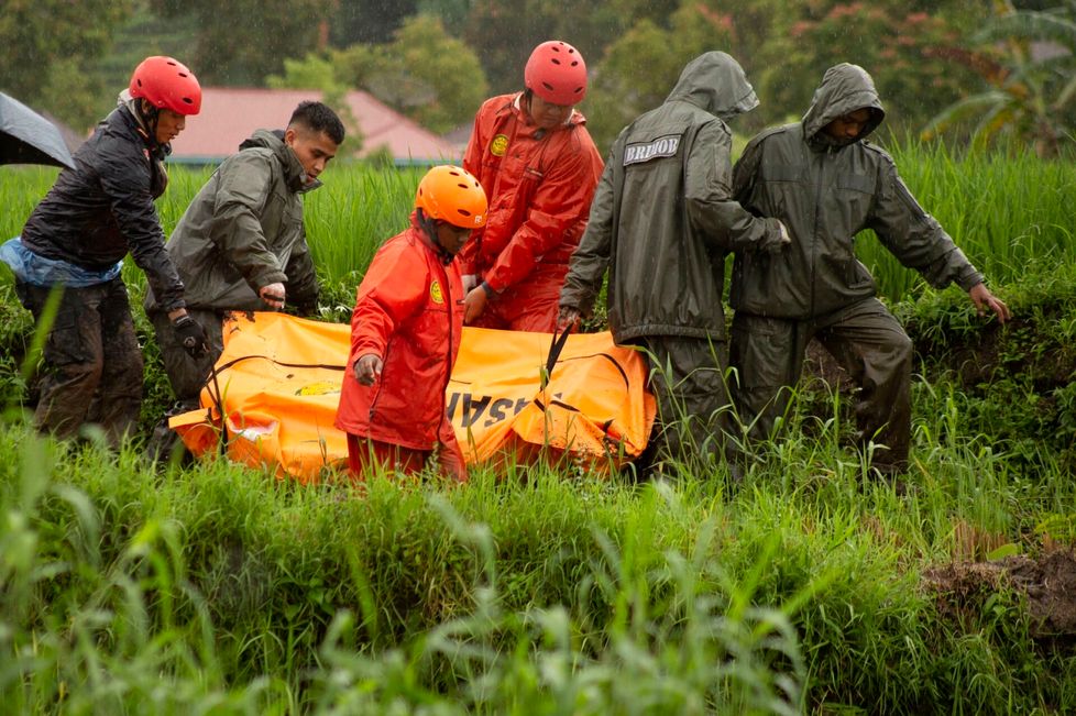 Tulvien ja maanvyöryjen uhrien ruumiita siirrettiin perjantaina Länsi-Sumatralla Indonesiassa.
