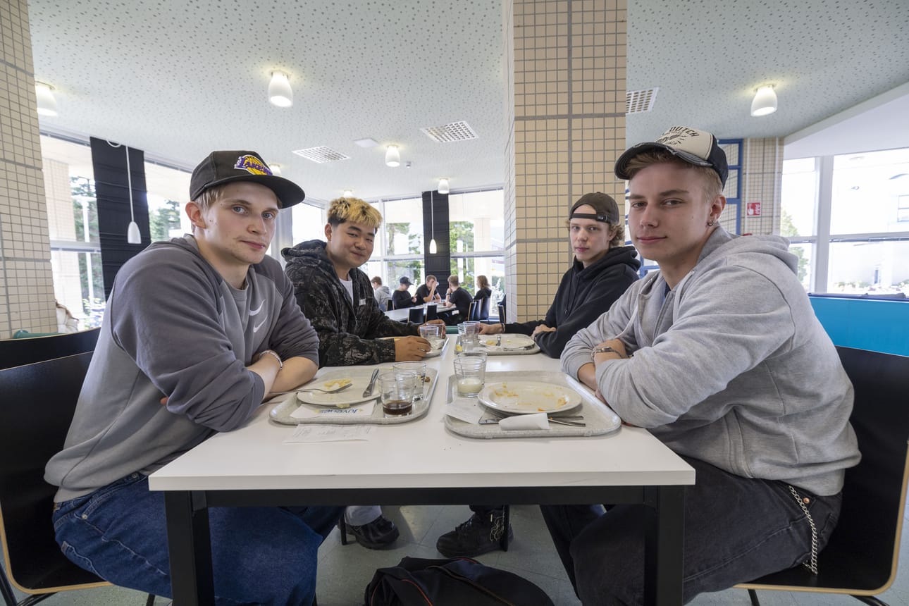 Matti Myllylä (vas.), Junjie Sun, Pertti Väliheikki ja Joni Tammela pitävät ruuan hinta-laatusuhdetta erittäin hyvänä.