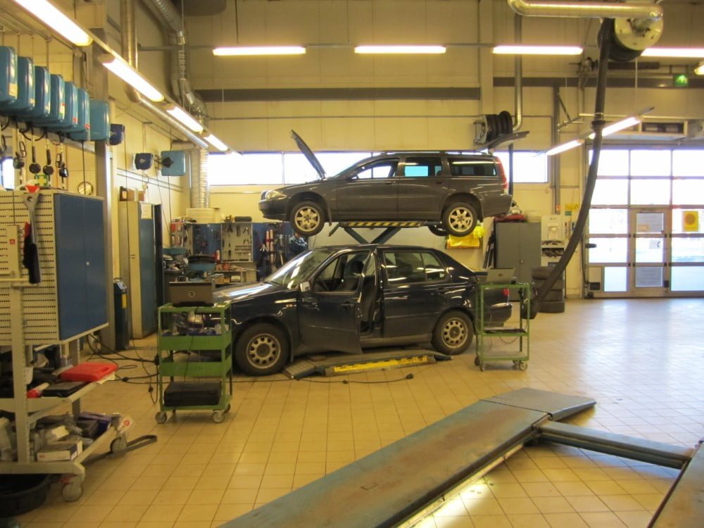 Autoliitto ottaa myös kantaa sähkö- ja hybridiautojen korjaamiseen liittyvistä riskeistä!