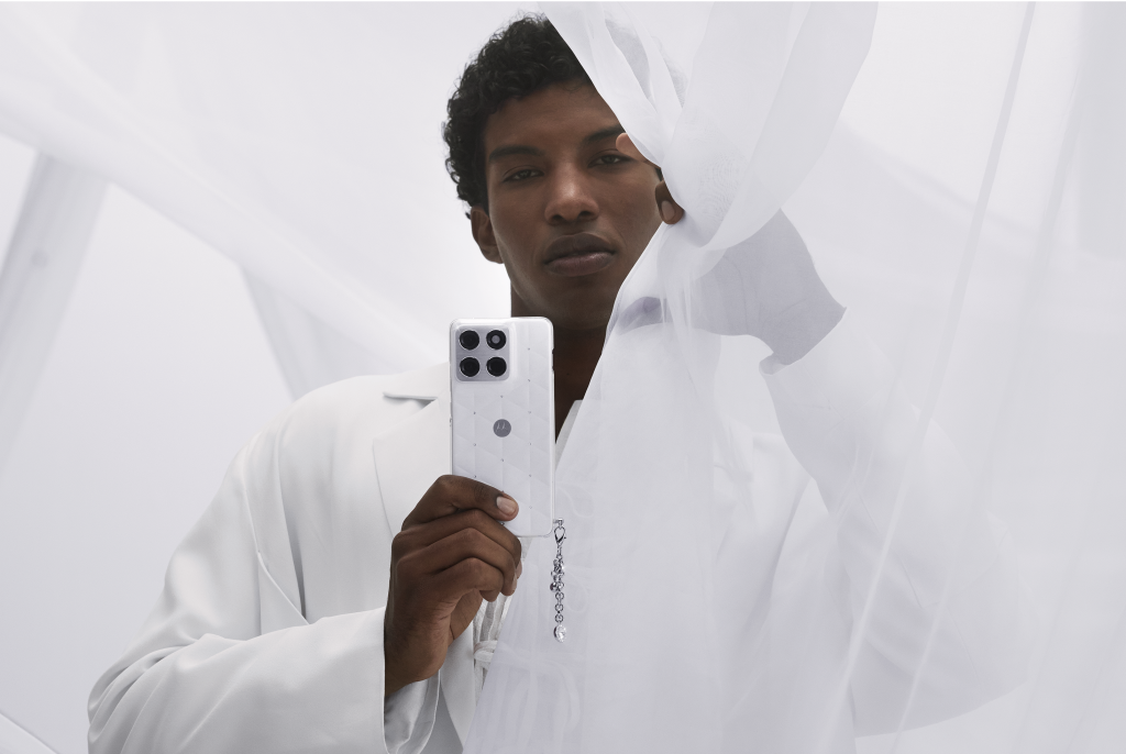 Motorola esitteli Edge 70 -puhelimen Pantonen vuoden 2026 -värissä