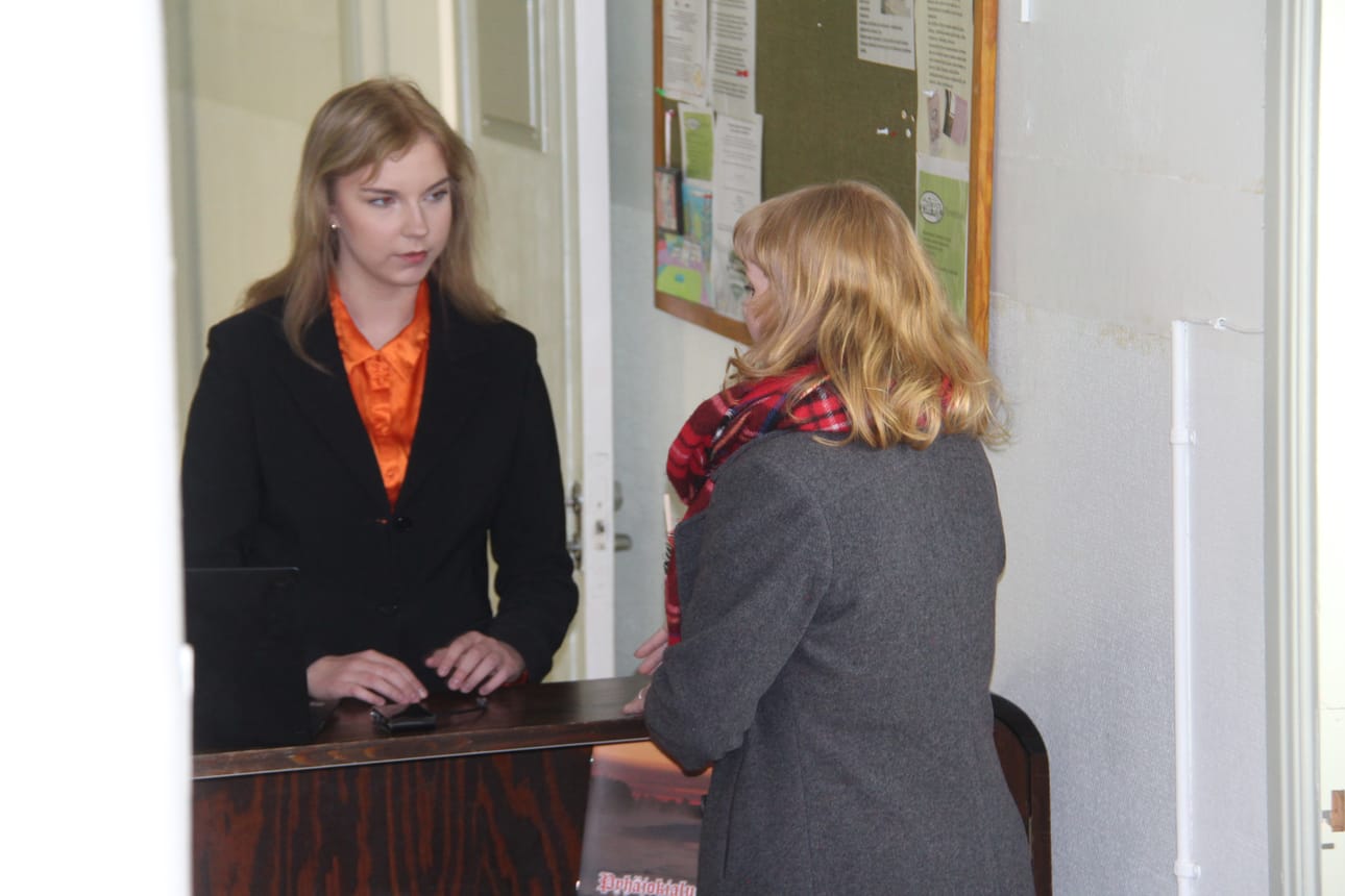 Oulaistelainen Fiia Yppärilä, joka oli kesällä mukana paikallisen teatteriyhdistys Rompoolin esityksissä, oli mukana myös avustajana Tony Heinon elokuvassa.