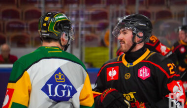 Ilveksen Matic Török (vasemmalla) vaihtoi Luulajassa kuulumisia Ben Tardifin kanssa.