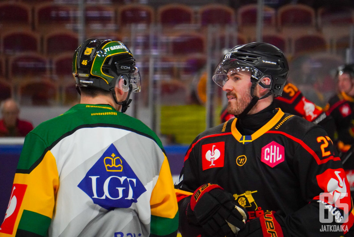 Ilveksen Matic Török (vasemmalla) vaihtoi Luulajassa kuulumisia Ben Tardifin kanssa.