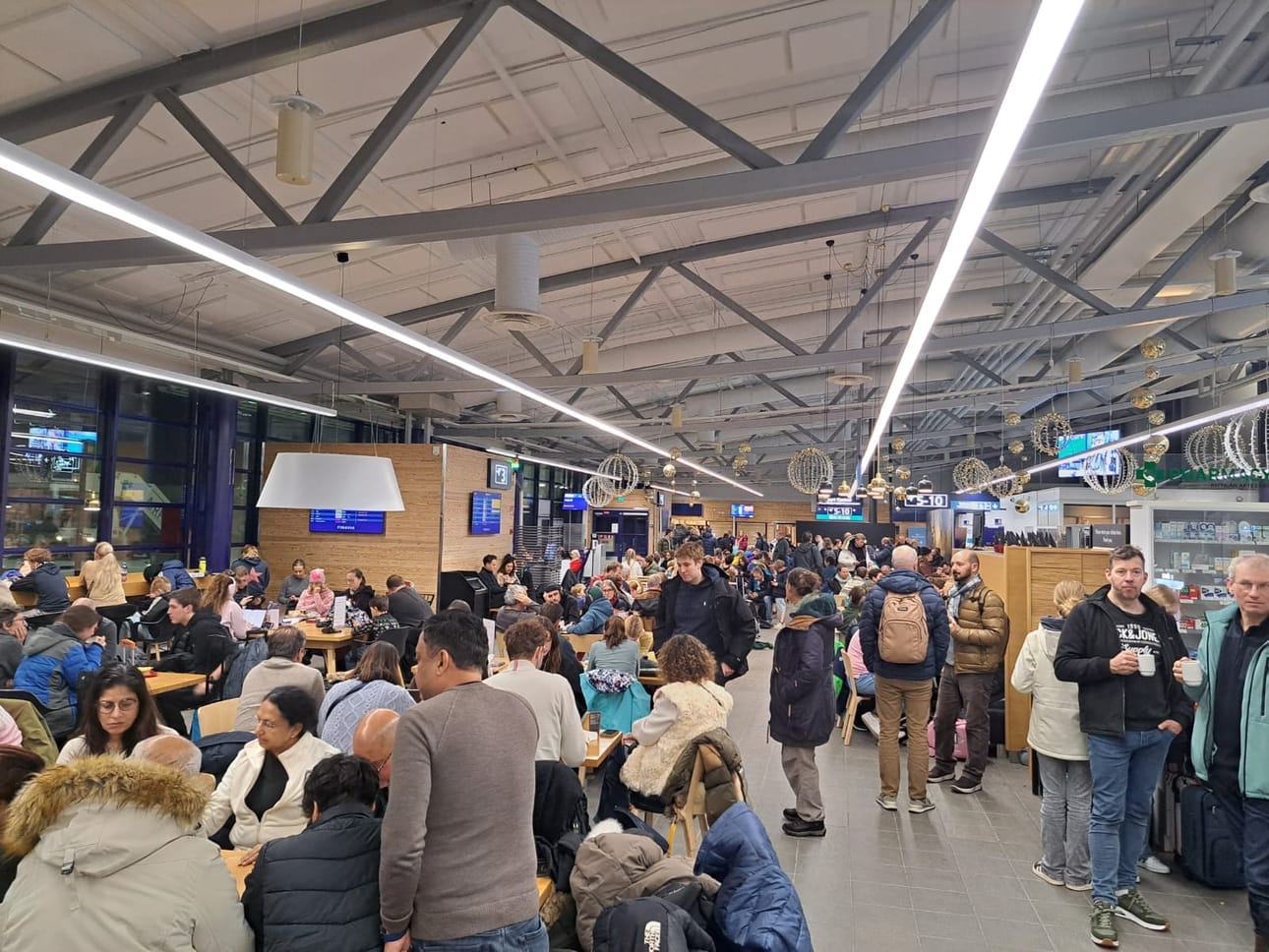 Matkustajille on tiedotettu, että kenttä on kiinni kovan tuulen vuoksi. Ihmiset ovat ottaneet tiedon rauhallisesti.