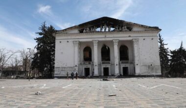 "Tanssia luiden päällä" - Venäjä avaa tuhoamansa Mariupolin teatterin uudelleen