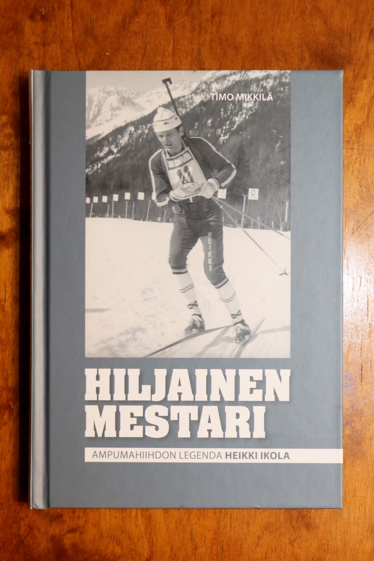 Lähtökohtana patsaan suunnittelussa toimi Timo Mikkilän kirjoittaman kirjan kansikuva, joka on otettu vuoden 1975 Anterselvan MM-kisoissa. Siellä Ikola voitti kaksi kultamitalia.