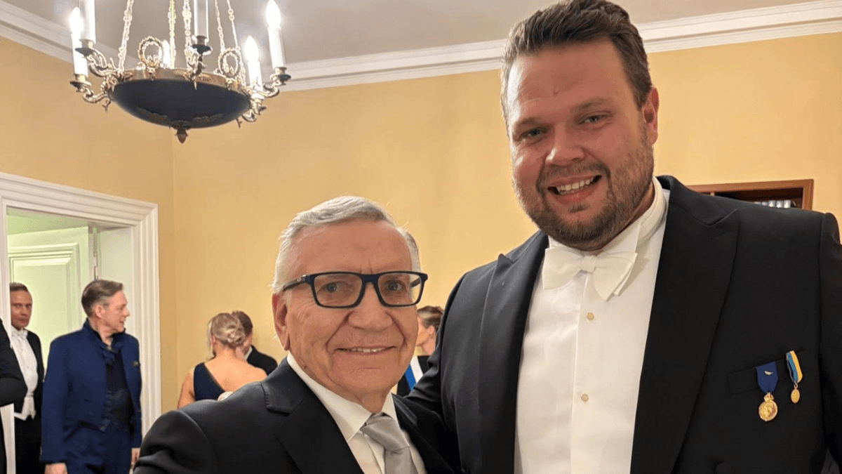 Naisystävästään eronnut Eino Grön juhli Linnassa yksin – löysi mukavaa seuraa: kuvat