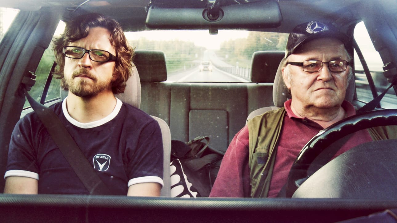 Poika ja isä Kai ja Tauno Latvalehto lähtevät Etelä-Ruotsiin palatakseen perheen historiaan. Henkilökohtainen dokumentti ei elämöi tunteilla, mutta ei niitä piilotakaan – kuten kuvasta näkyy.