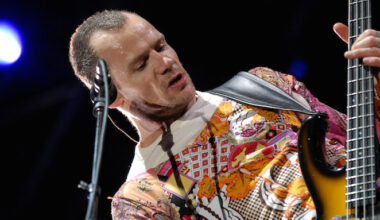 Red Hot Chili Peppersin Flea julkaisi soolosinglen - esittelee kykyjään basson lisäksi toisenkin instrumentin varressa