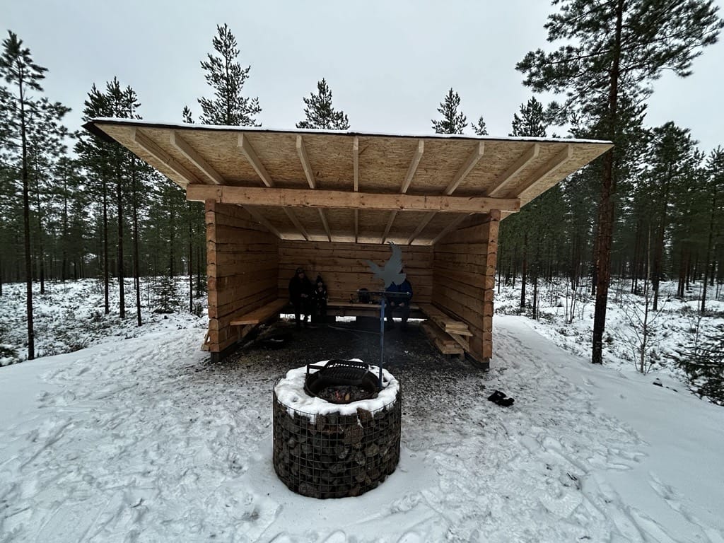 Uusi laavu komeilee valaistun kuntoradan vieressä lähellä Karhuvuoren asuinaluetta.