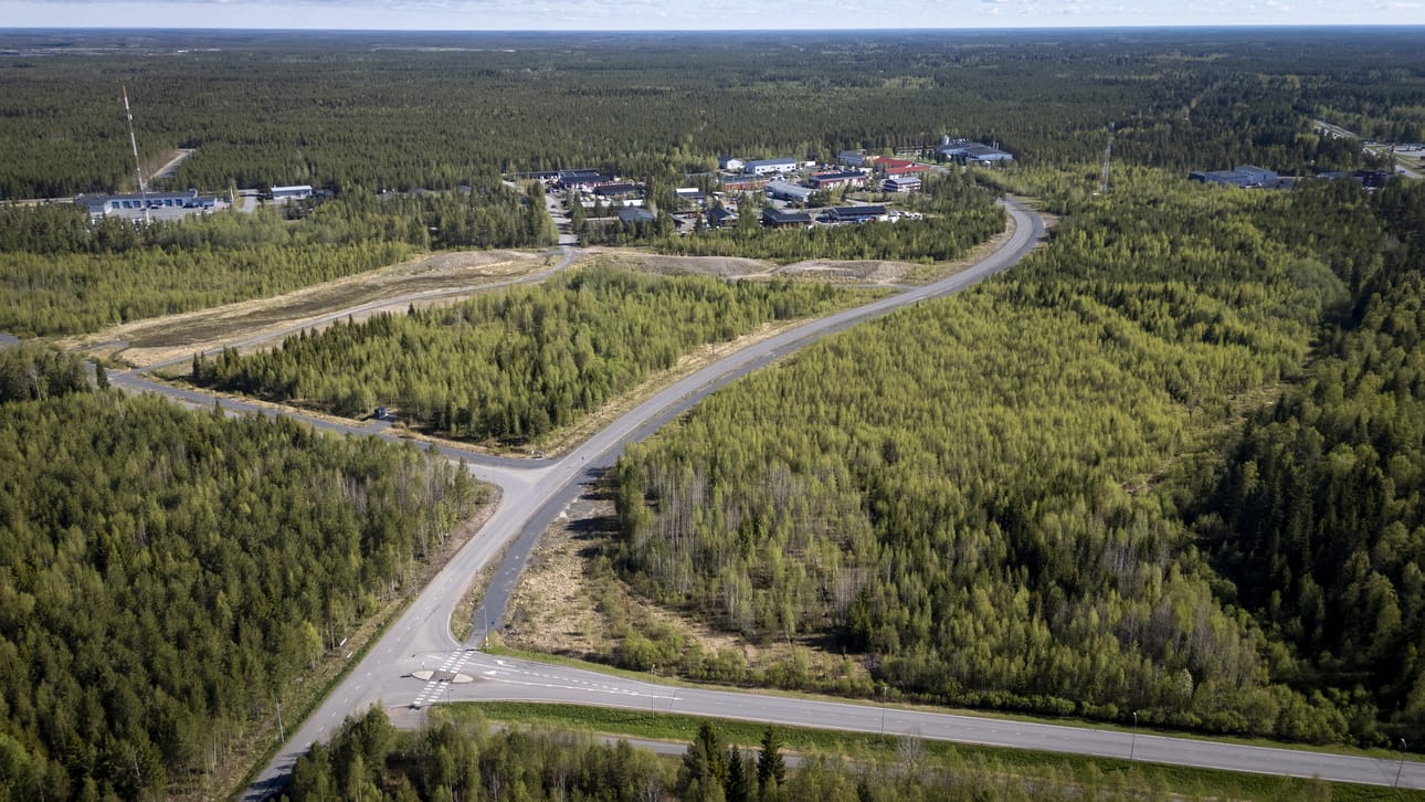 Ideaparkin iso tontti olisi sijainnut Kuusamontien vasemmalla puolella Oulusta päin katsottuna lähellä Välikylän teollisuuskylää. Tontti on edelleen koskematon.