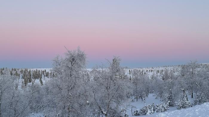 Kaamosajan värejä pohjoisessa.