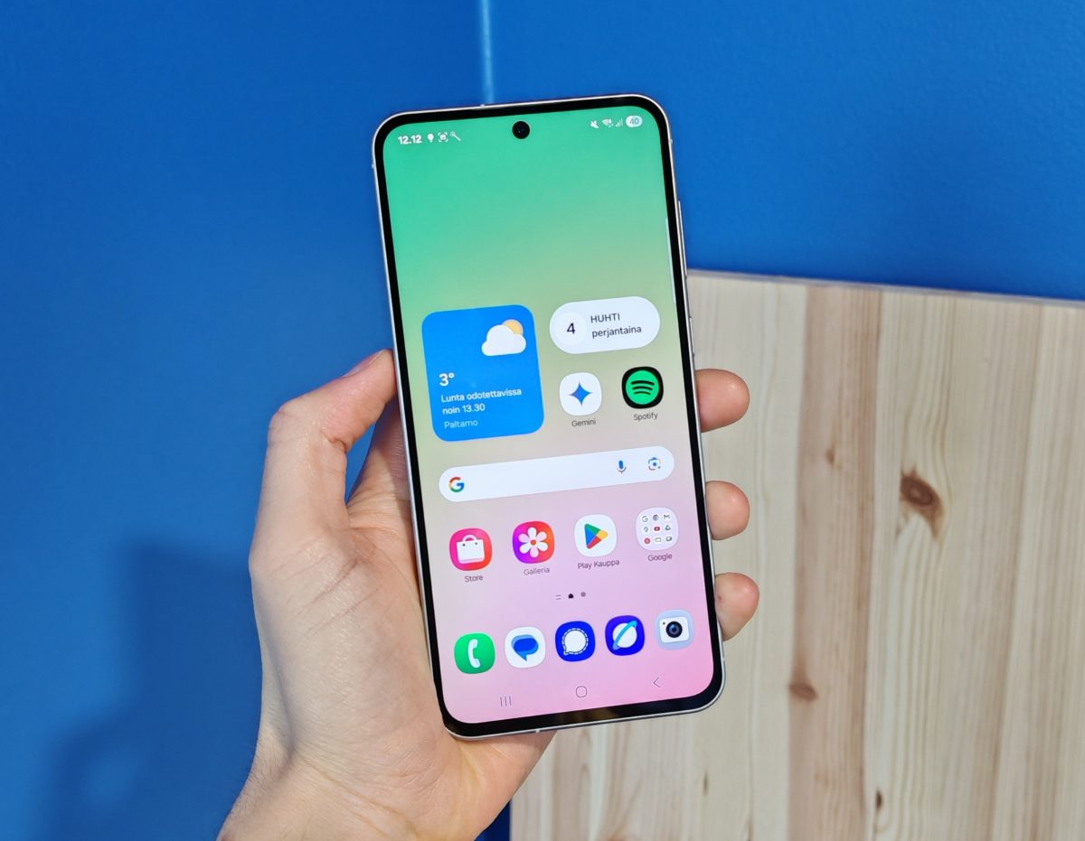 Kuvassa Samsung Galaxy A56 5G, joka lukeutui marraskuun myydyimpien puhelinten joukkoon Suomessa.