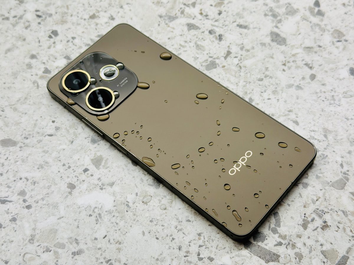OPPO A5 Pro 5G kestää monipuolisesti vettä.