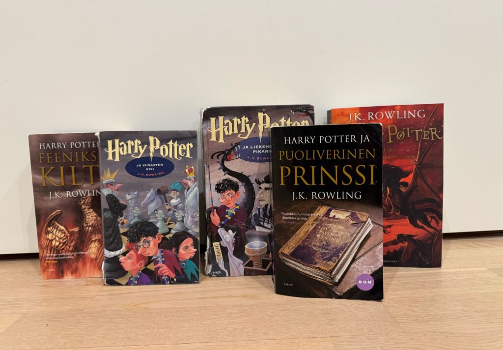 Harry Pottereihin lätkäistiin varoitus: “Vanhentuneita asenteita” ja ”väärinkäytöksiä”