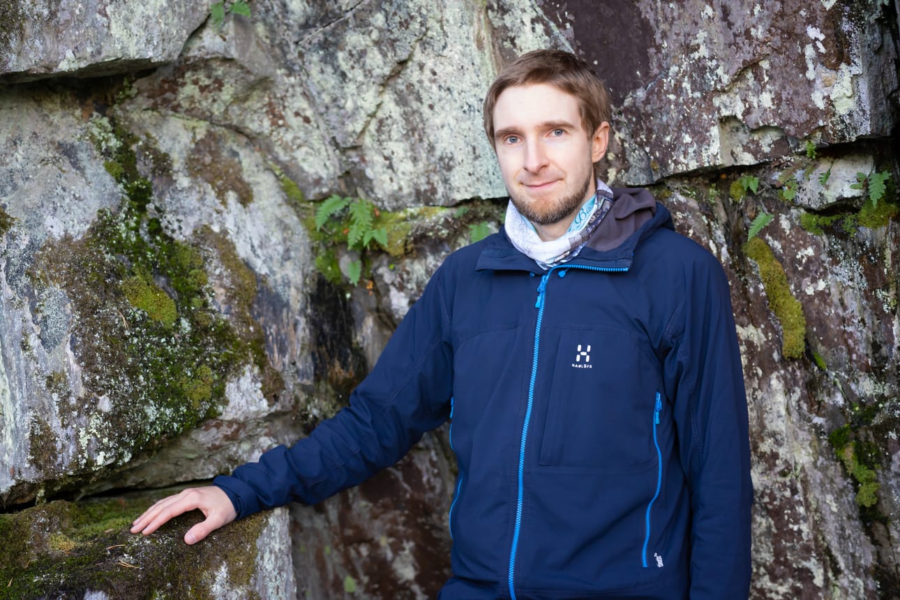 Teemu Saloriutta asuu Varsinais-Suomen Kemiönsaaressa, omien sanojensa mukaan kaukaisimmassa paikassa, jossa asuessaan voi vielä käydä Etelä-Suomen suurissa kaupungeissa työreissuilla. Kemiönsaaressa riittää hienoja luontokohteita ja metsiä.