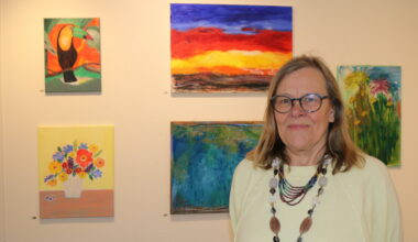 Värikäs neljän naisen retrospektiivinen yhteistaidenäyttely Kulttuuritalo Jaatsilla – “Taiteen tekemisessä viehättää vapaus” - Alueviesti