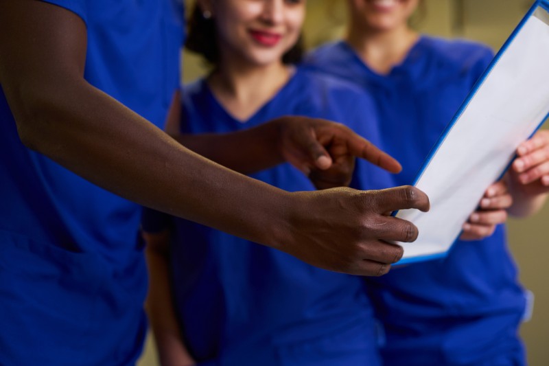 Kielituki lähemmäs arkea – omaa suomi toisena kielenä -opetusta työntekijöille pilotoitiin Keski-Suomen hyvinvointialueella