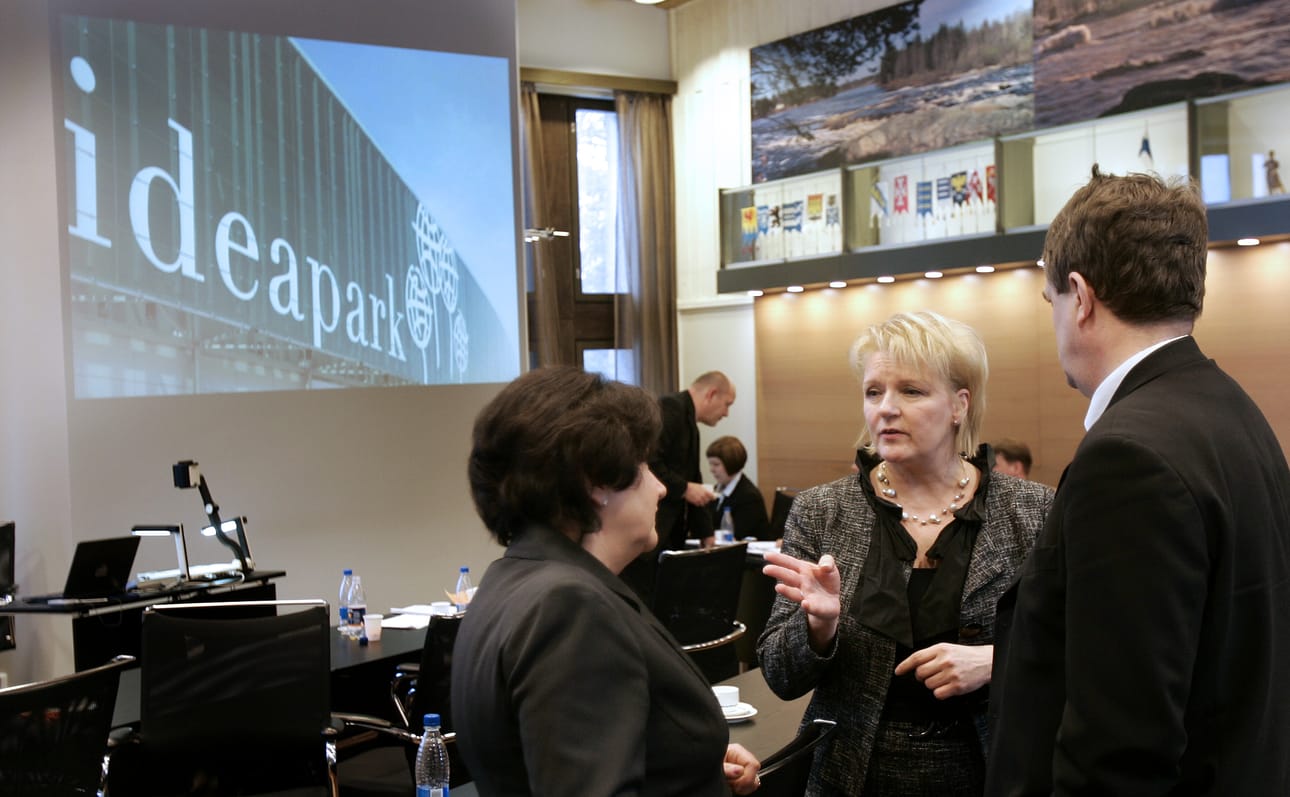 Maaliskuussa 2009 Kiimingin kunnanvaltuuston valtuustosalissa keskusteltiin suunnitelmista rakentaa Välikylän yrityspuistoon Ideapark ja sen kylkeen Titanic-laivan näköinen hotelli. Mukana olivat silloinen kunnanhallituksen puheenjohtaja, keskustan Marjo Korhonen (vas.) ja kunnanjohtajana toiminut Leila Pekkanen.