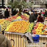 K-supermarket Jääli täyttyi asiakkaista heti avajaisnauhan leikkaamisen jälkeen.