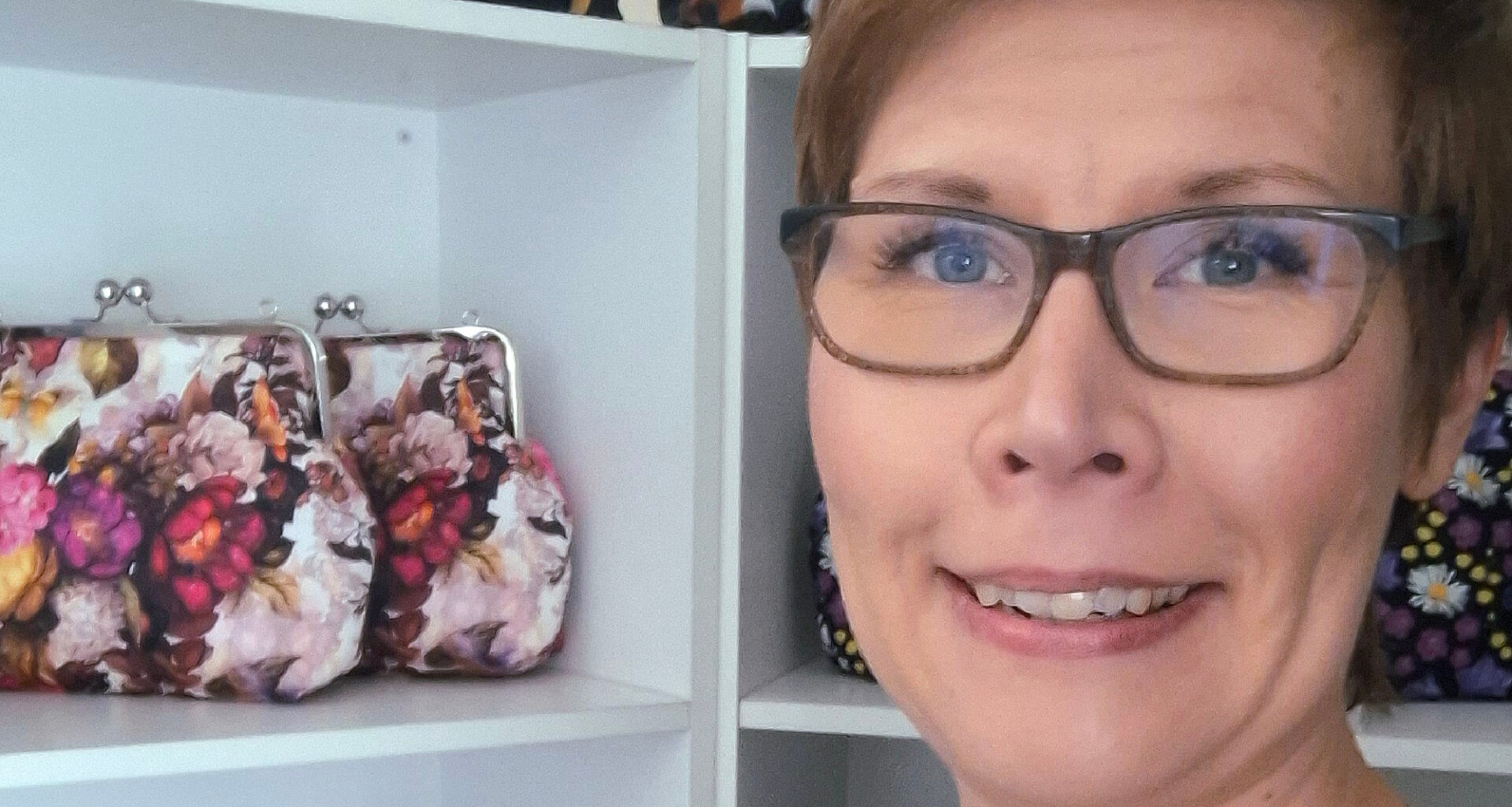 Reijan käsityöharrastuksesta syntyi yritys – Asiakkaat saavat toivoa häneltä kuoseja, jotka suunnitellaan ja painetaan Suomessa