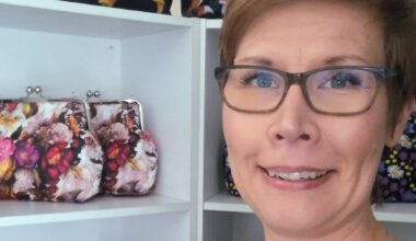 Reijan käsityöharrastuksesta syntyi yritys – Asiakkaat saavat toivoa häneltä kuoseja, jotka suunnitellaan ja painetaan Suomessa