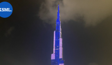 Maailman korkein rakennus komeili sinivalkoisena | Uutissuomalainen