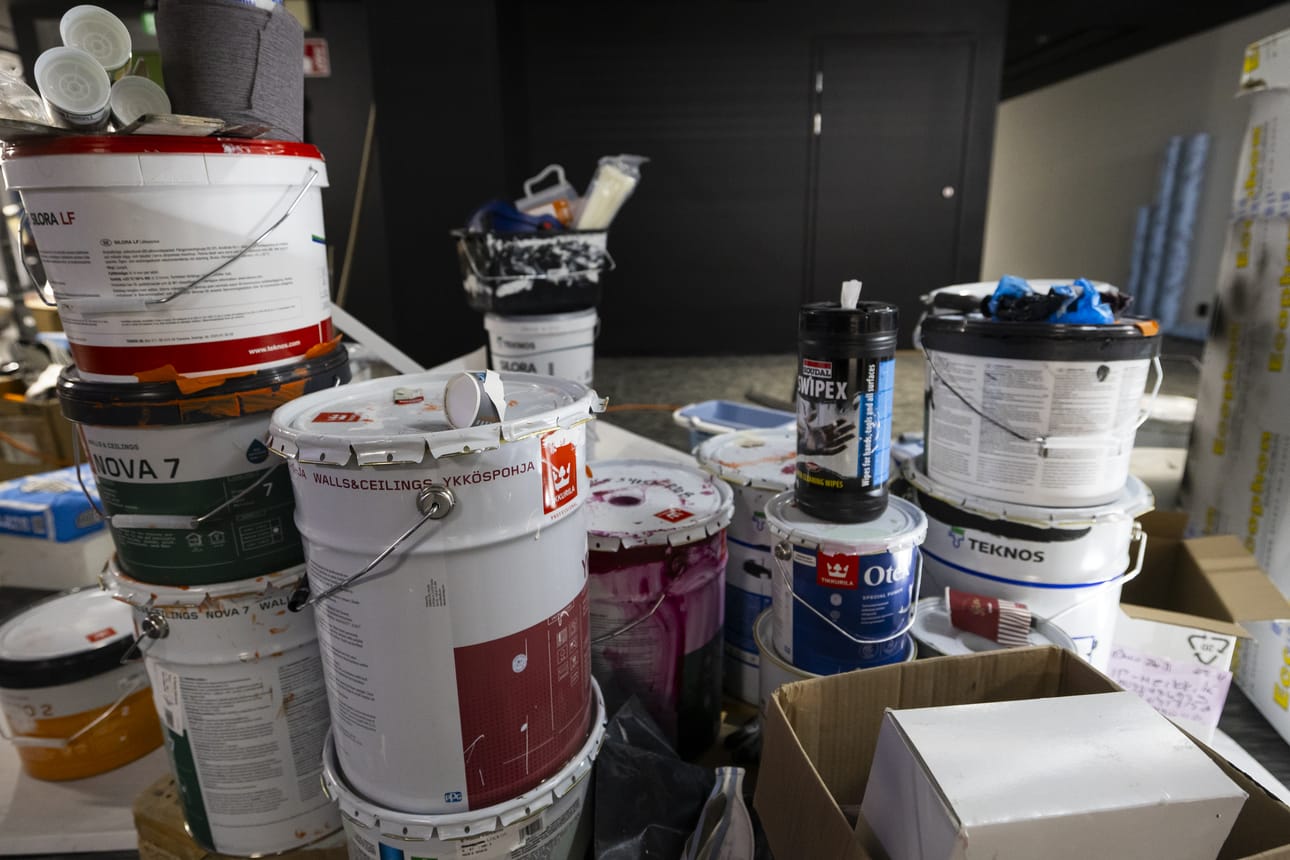 Play-valokuvanäyttelyn rakentaminen on Pekurissa vielä kesken, mutta hyvässä vauhdissa. Tilat valmistuvat ennen kuin näyttely avataan 14. tammikuuta.