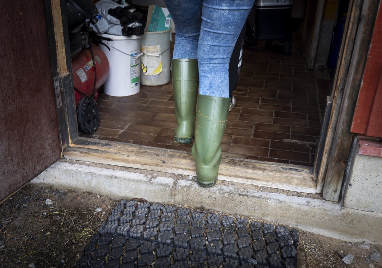 Maatilan hommia ei tehdä millä tahansa jalkineilla. Tarjakselle ostettiin tuliterät kumisaappaat heti muuton alkupäivinä.