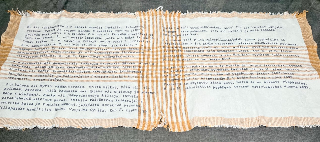 Kirsi Autio: Pyyhkeen tarina, 2025, kirjonta kankaalle.