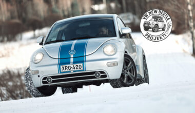 Kuplan sähköt sekoilevat, mutta auto ei jätä tielle