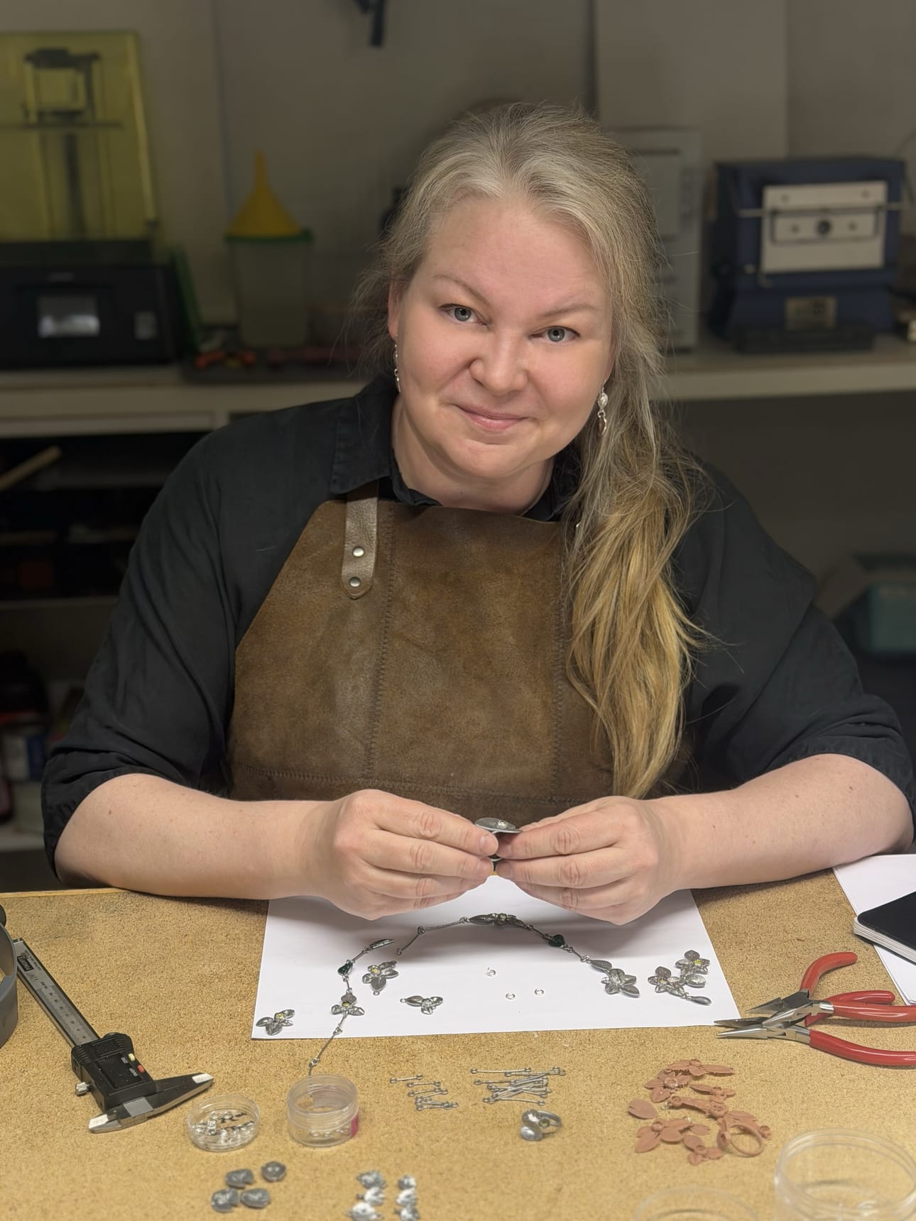 Kultaseppä Virve Inget osallistuu Vuoden koru -kilpailuun kolmatta kertaa.