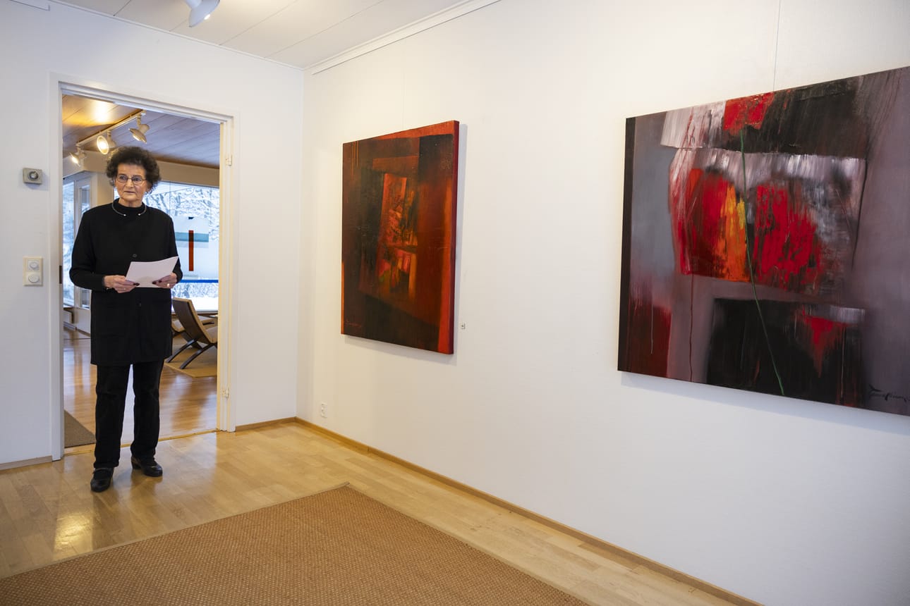 Taidemaalari Terttu Jurvakaisen viime vuosien teoksia ovat Valaistut hetket vuodelta 2023 (vas.) ja Palava sydän vuodelta 2024.