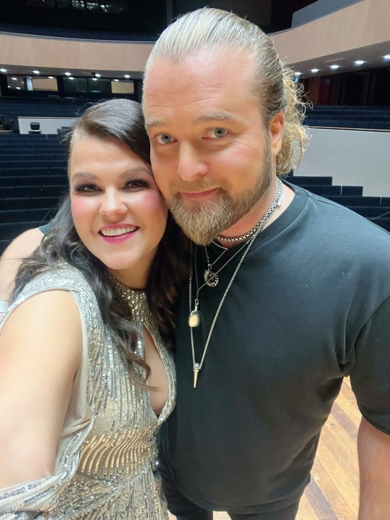 Laulajat saara aalto ja teemu roivainen seisovat toisiaan halaten kahdestaan lokakuussa 2025