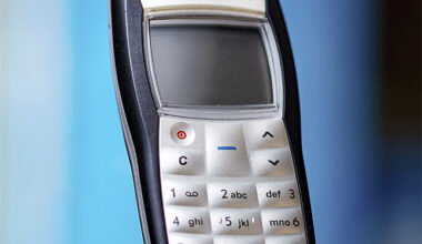 Yksi elektroniikkamuseon esinekokoelmien monesta Nokia 1100 -puhelimesta.