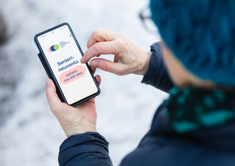 Tietoa, neuvontaa ja ohjausta senioreille yhdestä numerosta Keski-Suomessa 2.1.2026 alkaen