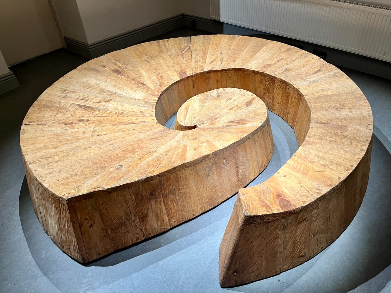 Leo Karsikas: Ainon aalto, 2011, tervattu puu.