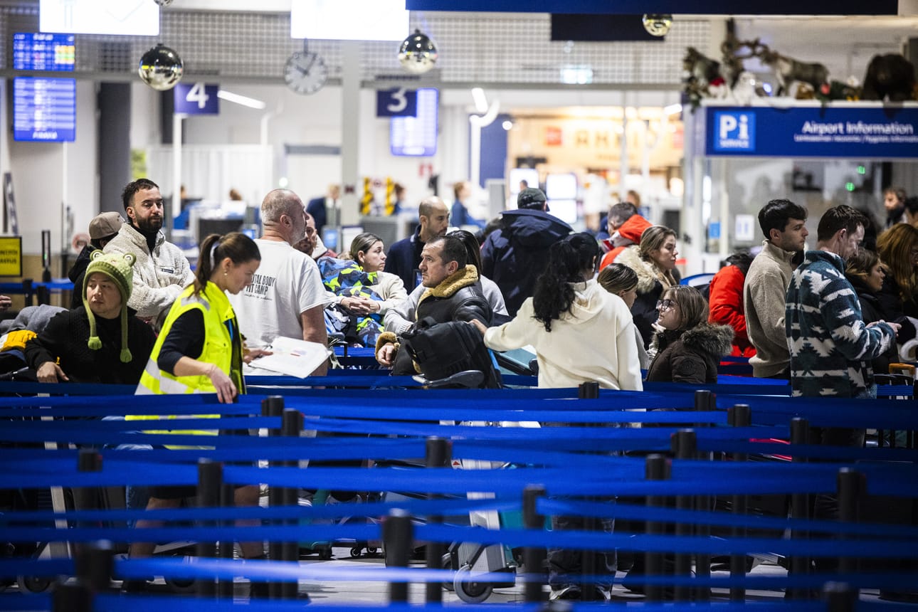Rovaniemen lentokentällä oli edelleen rutkasti matkustajia Hannes-myrskyn jälkeen maanantaina 29.12.