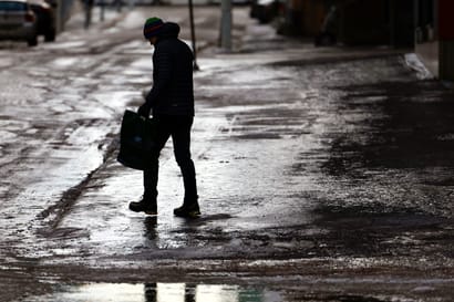 Oulu jakaa kuntalaisille ilmaista hiekoitushiekkaa yhdeksässä paikassa