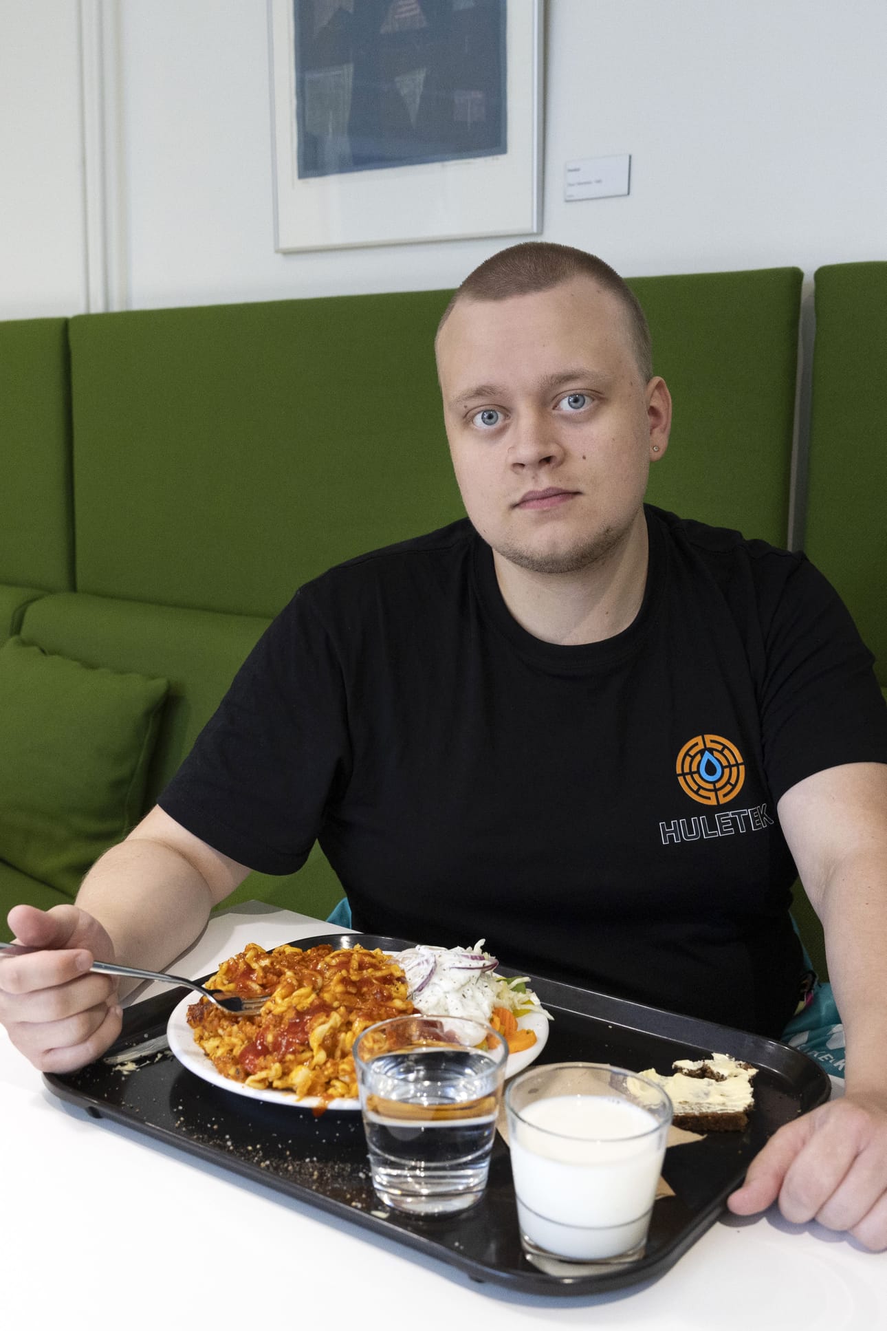 Elmeri Hentilä säästää kuukaudessa merkittävän summan, kun ruuan hinta on laskenut.